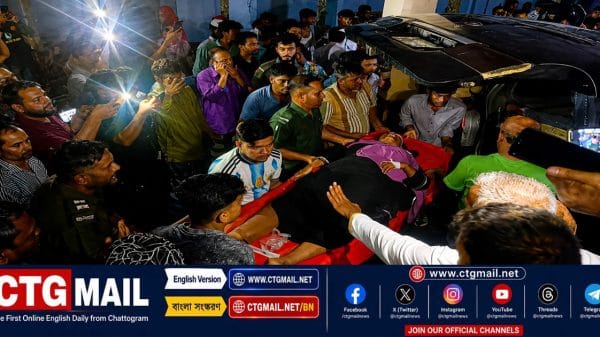 আনোয়ারার কর্ণফুলী টানেল মোড়ে নিয়ন্ত্রণ হারিয়ে একটি যাত্রীবাহী বাস দোকানে ঢুকে পড়ার পর উদ্ধারকাজ চালাচ্ছেন ফায়ার সার্ভিস ও স্থানীয়রা।