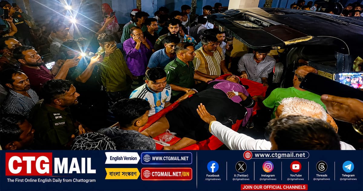 আনোয়ারার কর্ণফুলী টানেল মোড়ে নিয়ন্ত্রণ হারিয়ে একটি যাত্রীবাহী বাস দোকানে ঢুকে পড়ার পর উদ্ধারকাজ চালাচ্ছেন ফায়ার সার্ভিস ও স্থানীয়রা।