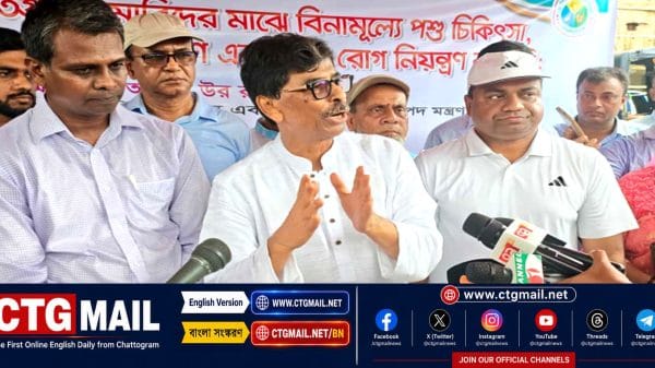 চট্টগ্রামের দোহাজারীতে ক্ষতিগ্রস্ত কৃষকদের মধ্যে ধানবীজ ও কৃষি উপকরণ বিতরণ করছেন কৃষিমন্ত্রী মোহাম্মদ আমিন উর রশিদ।