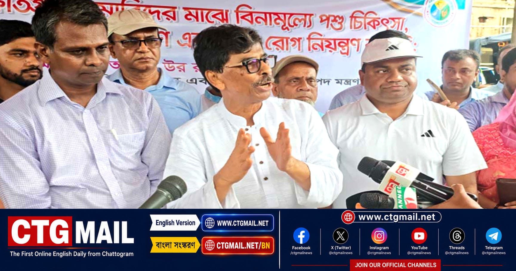 চট্টগ্রামের দোহাজারীতে ক্ষতিগ্রস্ত কৃষকদের মধ্যে ধানবীজ ও কৃষি উপকরণ বিতরণ করছেন কৃষিমন্ত্রী মোহাম্মদ আমিন উর রশিদ।