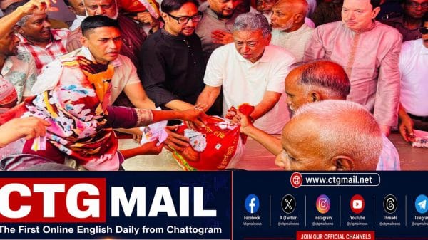 পতেঙ্গায় বন্যাদুর্গত মানুষের মাঝে ত্রাণ বিতরণ কর্মসূচিতে অর্থমন্ত্রী আমির খসরু মাহমুদ চৌধুরী