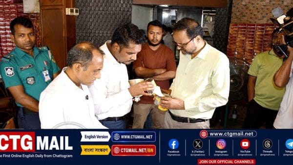চট্টগ্রামের দামপাড়া এলাকায় ভোক্তা অধিকার অধিদপ্তরের অভিযানে হান্ডি রেস্টুরেন্টসহ তিনটি প্রতিষ্ঠানের বিরুদ্ধে জরিমানা করা হয়।